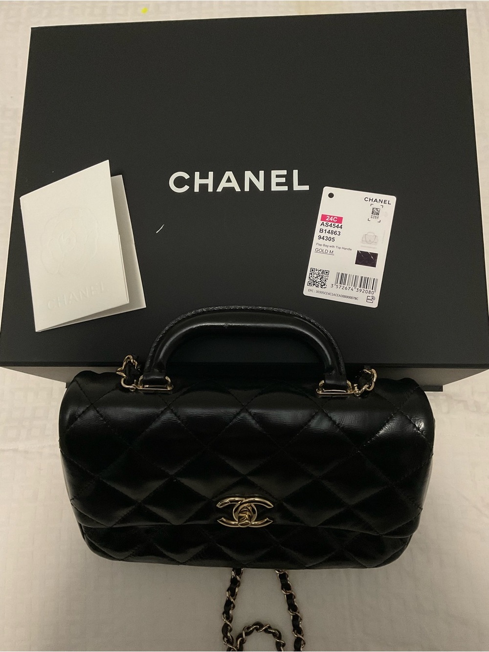 CHANEL
Shiny Lambskin Quilted 
Flap Bag Black preloved